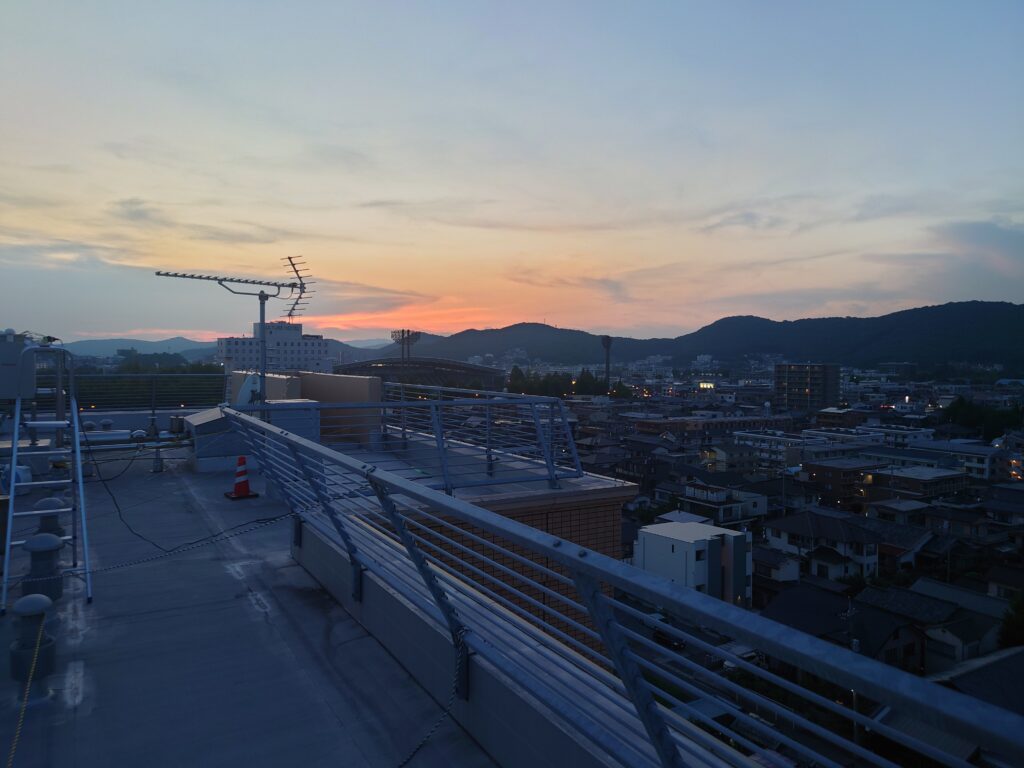 物件屋上から見るジップアリーナ、岡大方面の夕景