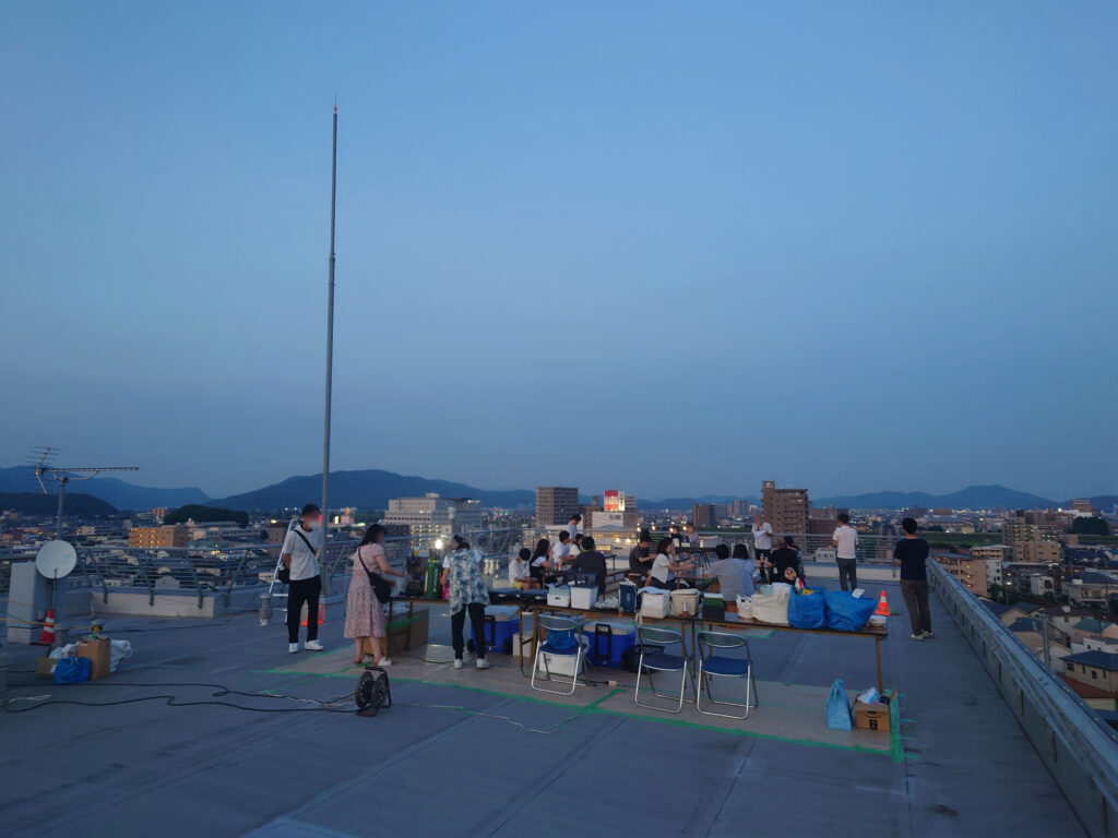 イベント会場と東方面の景色